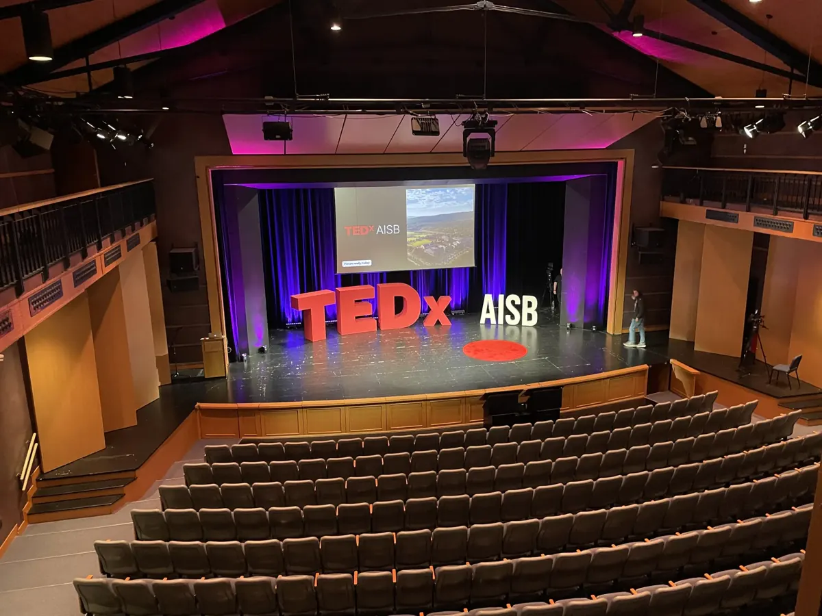 TEDx rendezvény színpada és nézőtere