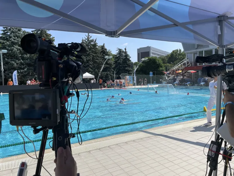 Közvetítő kamera vízilabda-mérkőzésen