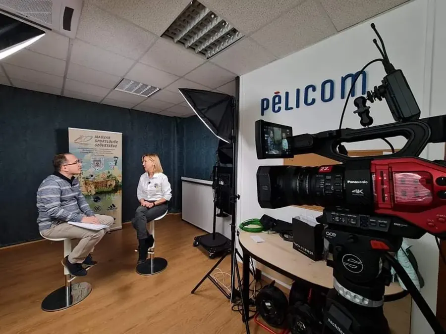 Kétszemélyes interjú felvétele a Pélicom budapesti stúdiójában, 4K kamerával